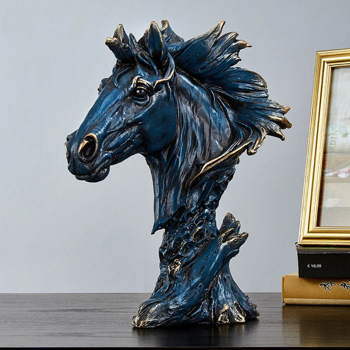 Statua elegante a forma di testa di cavallo, vista frontale, su scrivania